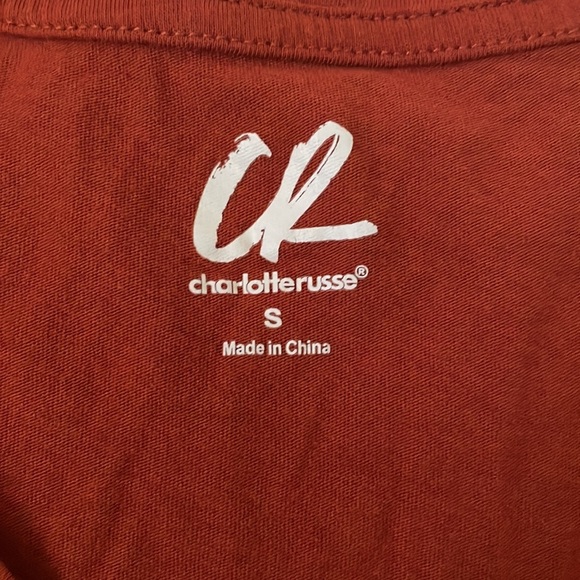 Charlotte Russe Basic Rust Orange V-Neck Pocket Tee - Picture 2 of 3